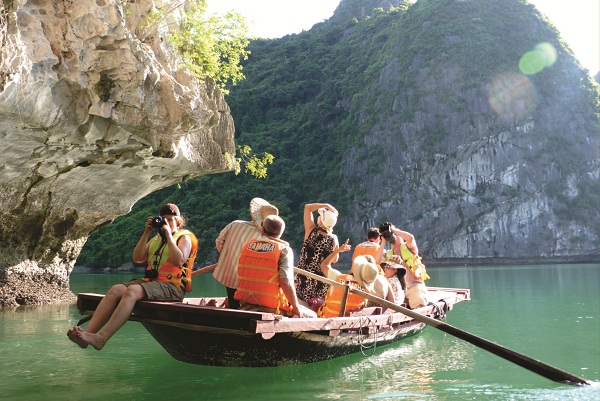thuê tàu thăm vịnh Hạ Long giá rẻ